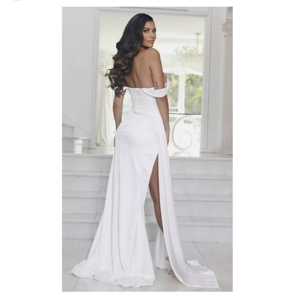 Amelie gown in White - Picture 3 of 6